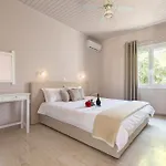 מלון דירות Paradise Village 3*